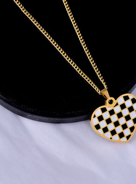 黑白棋盘格爱心项链女轻奢小众气质吊坠锁骨链配饰品2023年新款潮