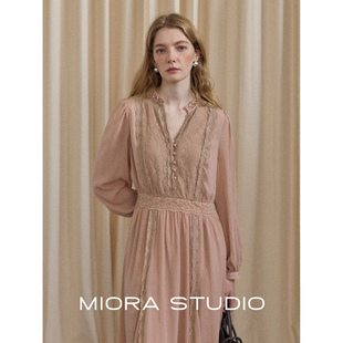 Miorastudio法式复古粉色V领拼接蕾丝连衣裙高级感气质两件套裙子