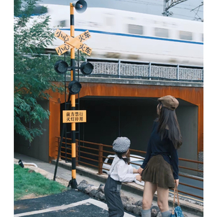 网红火车路牌立式指示牌打卡点路牌导向牌铁道路口小心标识牌站牌