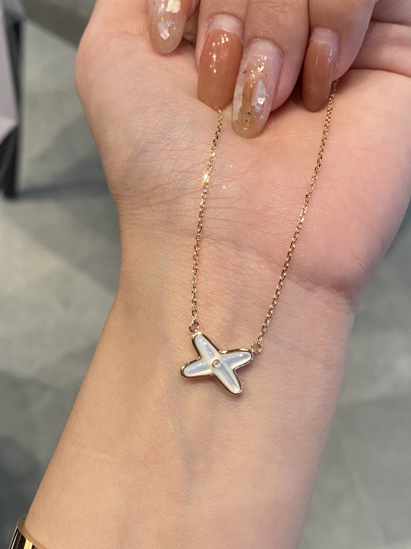 小花十字架项链18k金天然贝母吊坠锁骨链女款