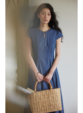 solighter 法式一粒扣圆领收腰连衣裙夏季2026新款气质显瘦长裙