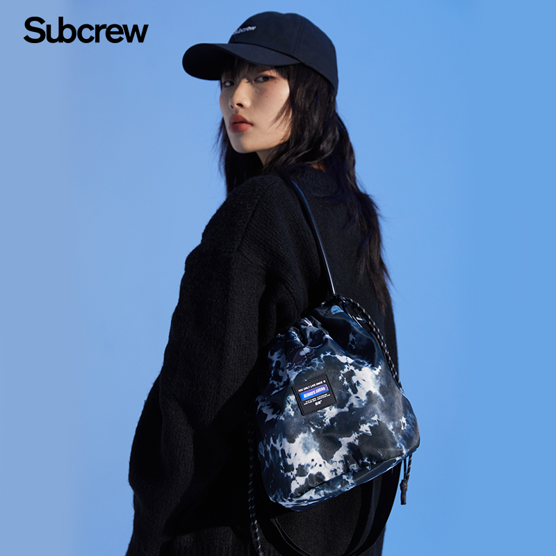 subcrew斜挎手提抽绳水桶包