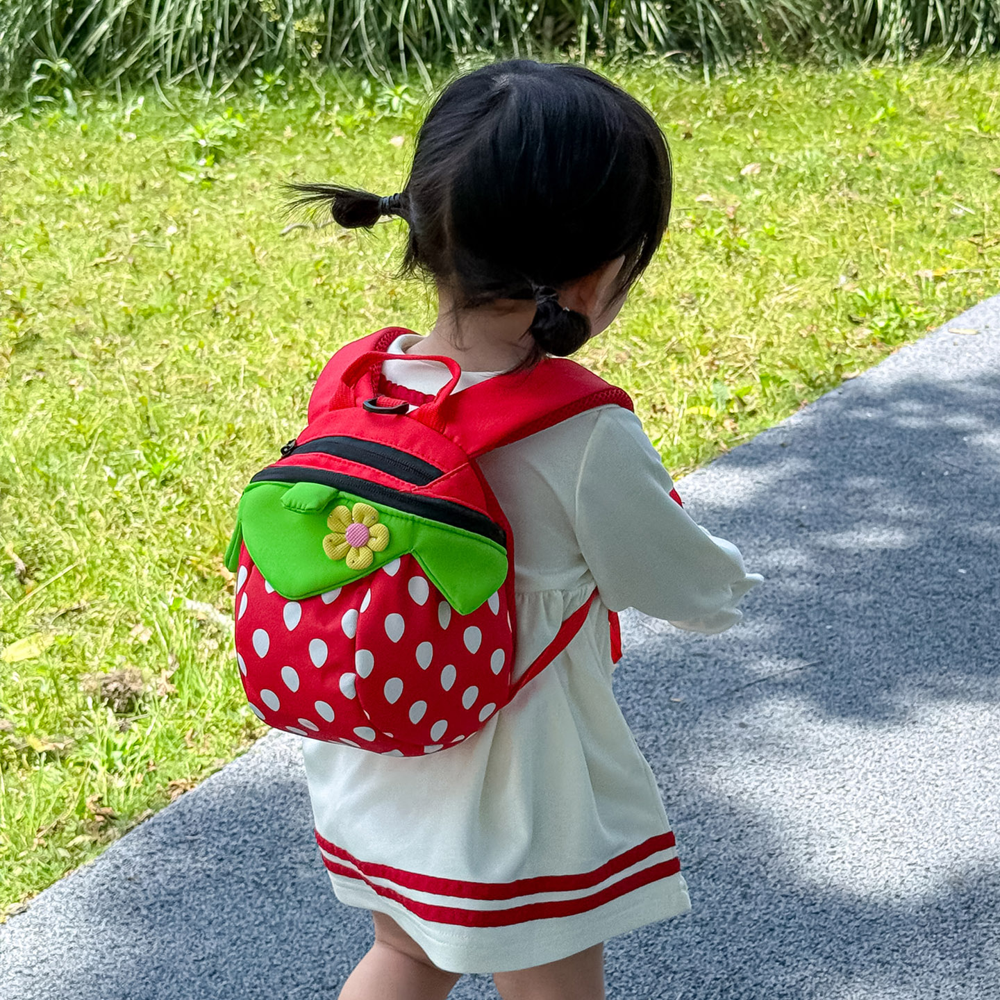 可爱卡通草莓小背包小班幼儿园小书包3岁1岁2岁女宝宝牵引学步包