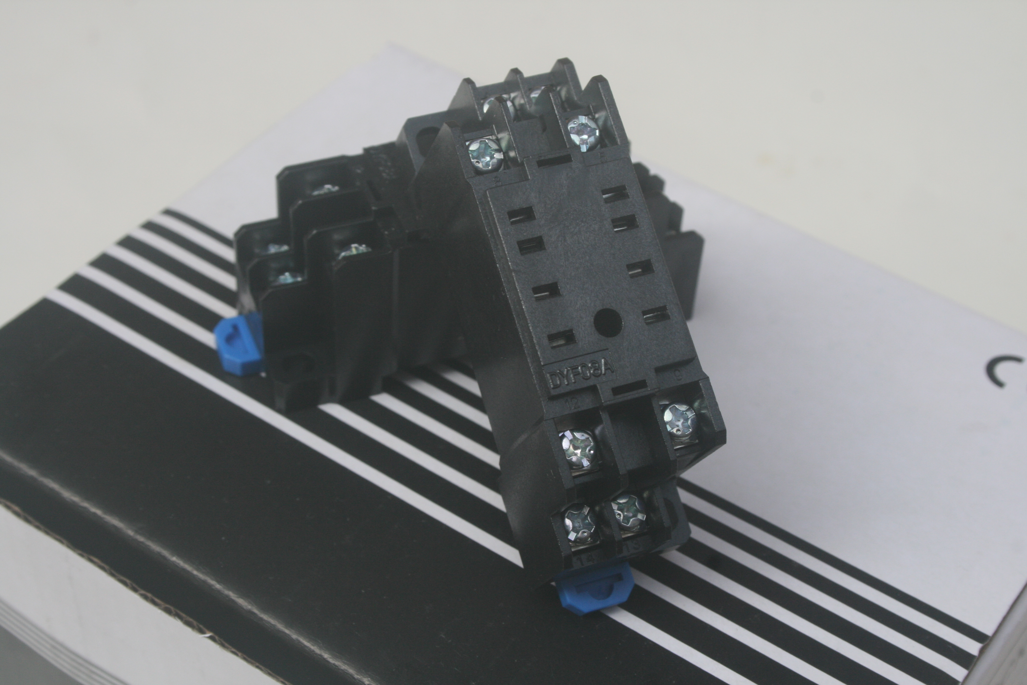 DYF08A(PYF08A) 继电器底座 配MY2NJ HH52P H3Y-2中性