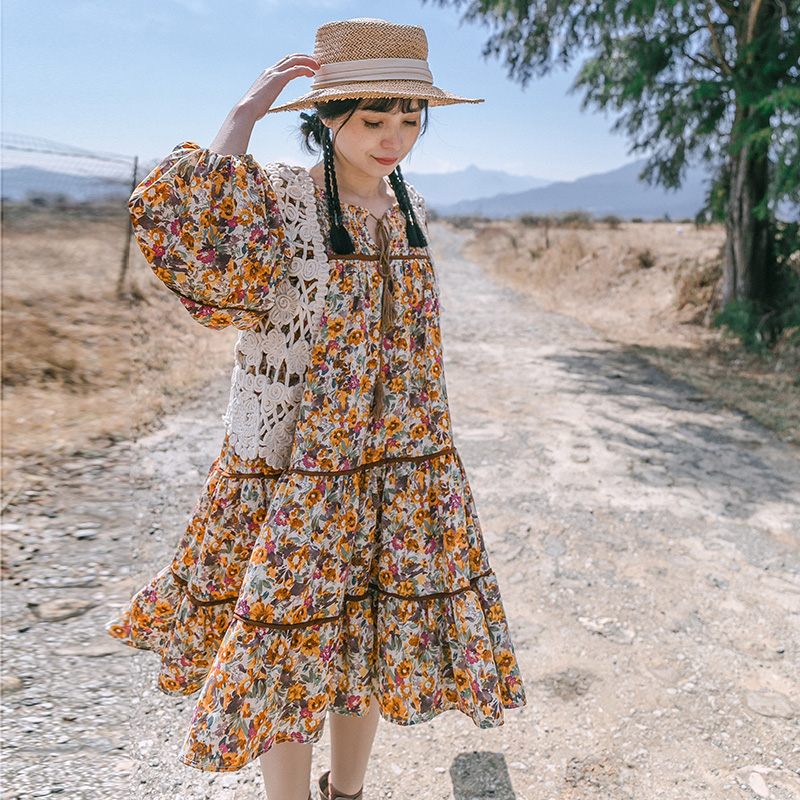 复古碎花连衣裙 领口流苏系绳长袖印花热情度假风宽松遮肉大码裙