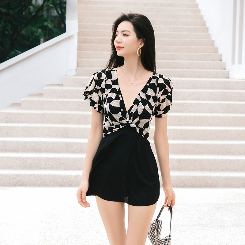 温泉时尚泳衣女2025新款显瘦遮肉连体黑色游泳衣沙滩休闲度假泳装