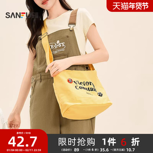 三福挎包秋季复古童趣学院字母枕头包多巴胺斜挎女包504304