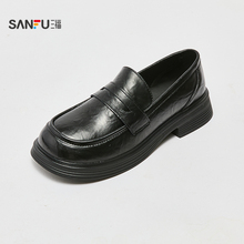 三福女乐福鞋秋季智性学院风漆皮微抓皱圆头厚底女鞋845987