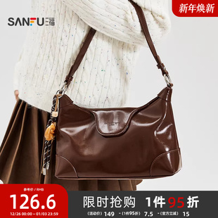 三福腋下包25年冬松弛漫游韩系简约法棍包可爱挂件亮面女包500173
