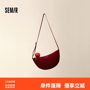 森马斜挎包男轻便户外休闲饺子包情侣腰包2025新款单肩月牙包酒红