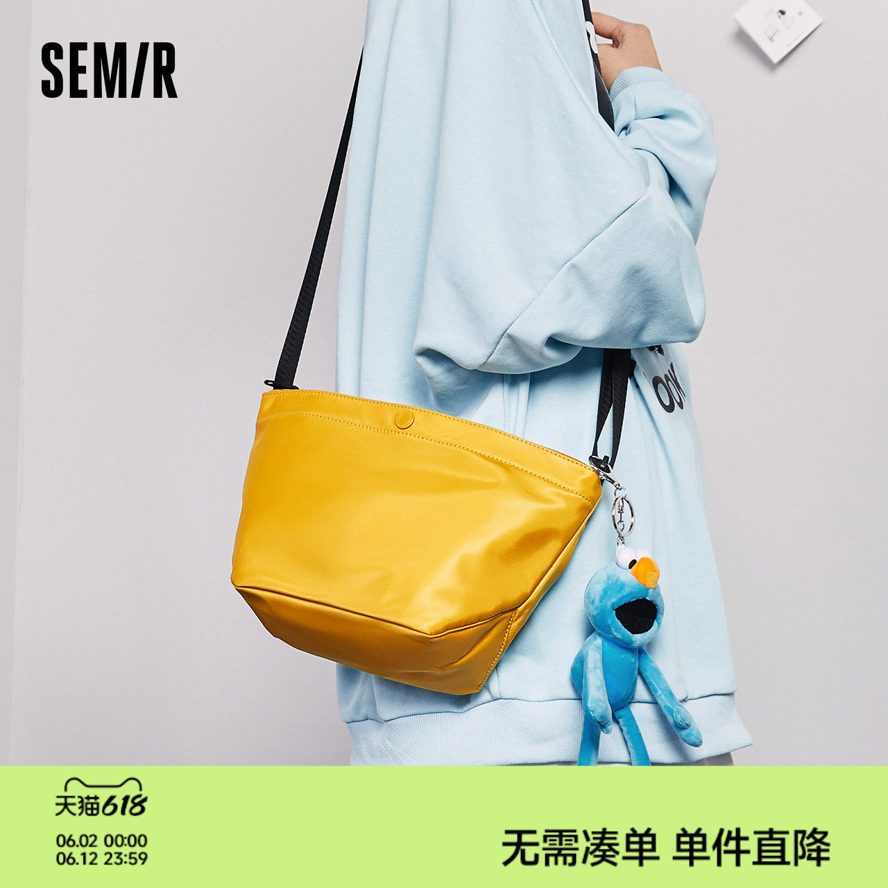 森马斜挎包女通勤单肩包新款小包运动包包帆布包尼龙包休闲饺子包