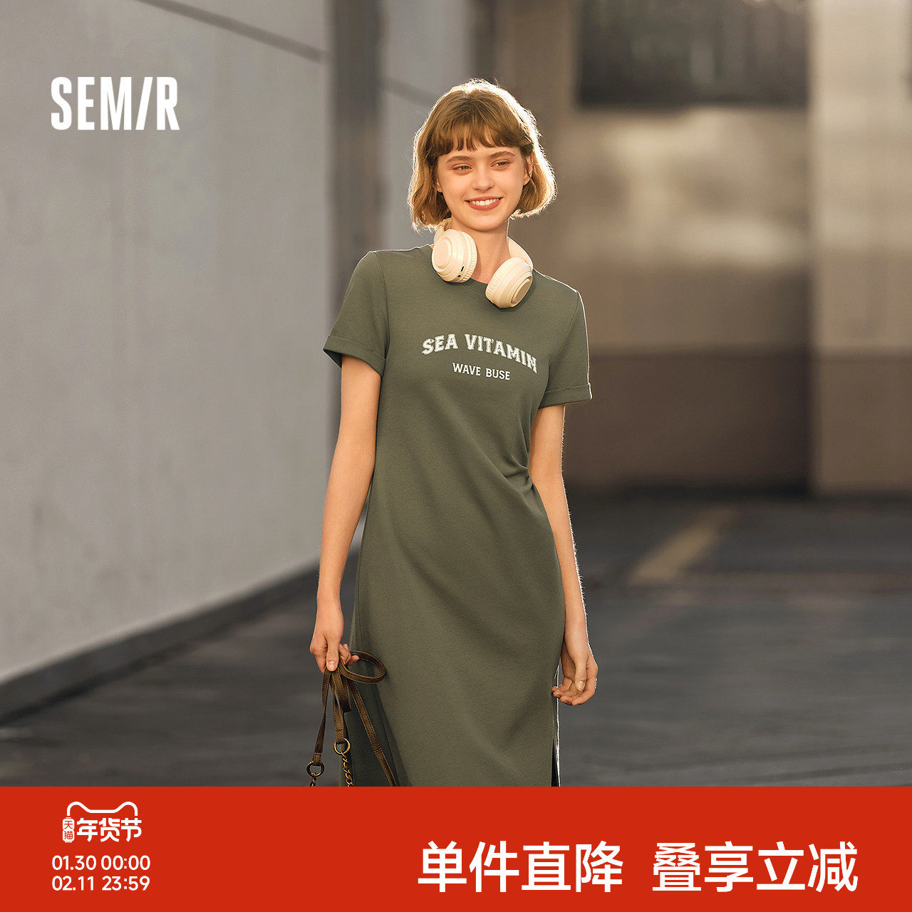 森马连衣裙女复古休闲中长裙简约风夏季小心机字母开叉T恤裙显瘦