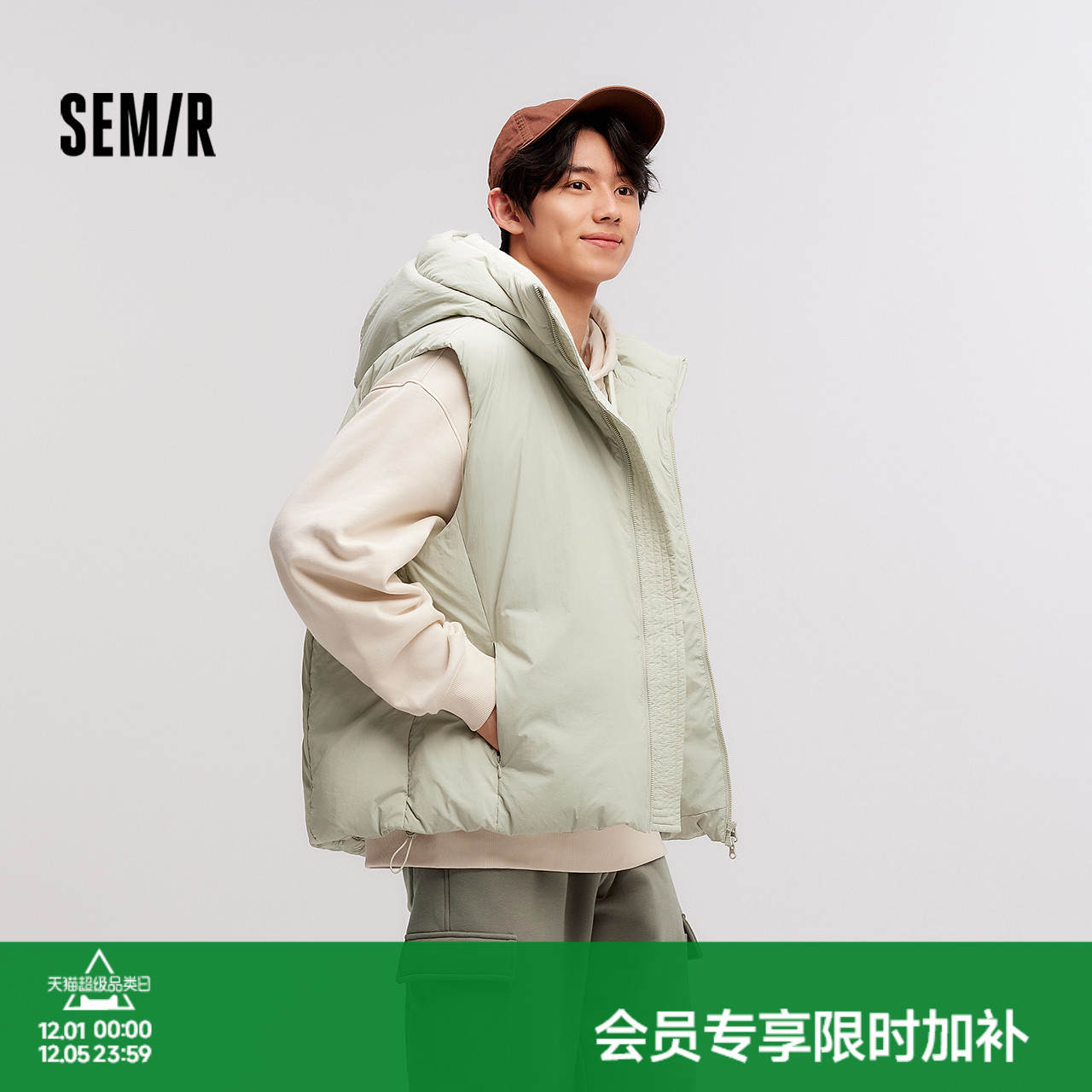 森马简约纯色宽松连帽羽绒马甲男