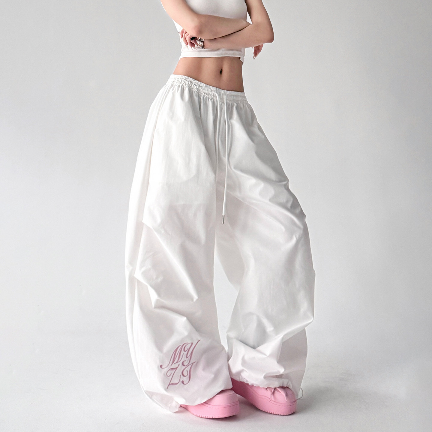 今年流行2026春季新款跳舞百搭户外旅游显瘦褶皱阔腿裤休闲伞兵裤