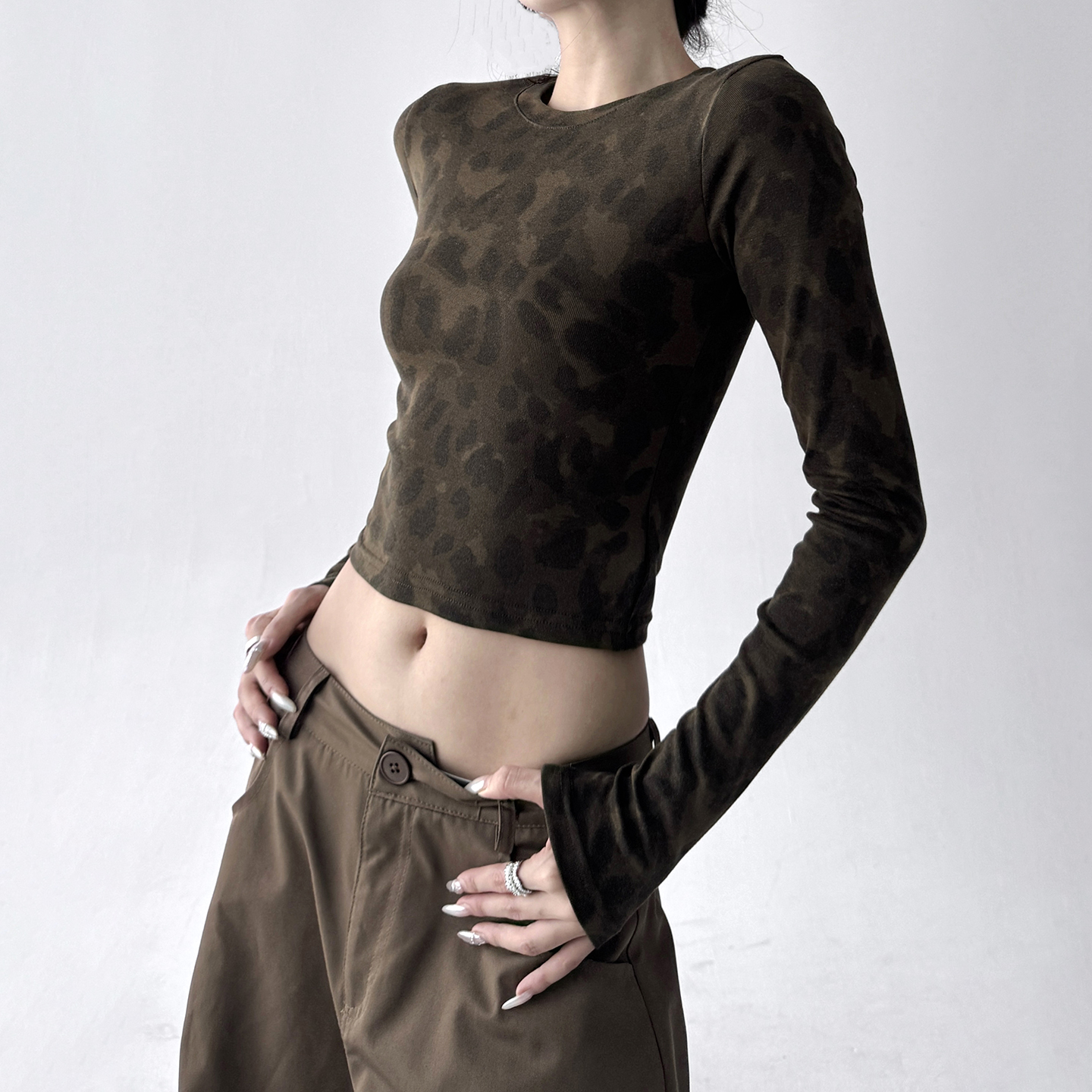 2025秋冬新款美式辣妹豹纹长袖T恤女高级感显瘦圆领套头短款上衣