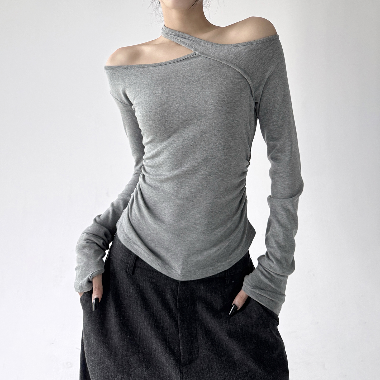 秋季2025新款辣妹斜领露肩修身显瘦长袖T恤女皱褶掐腰上衣