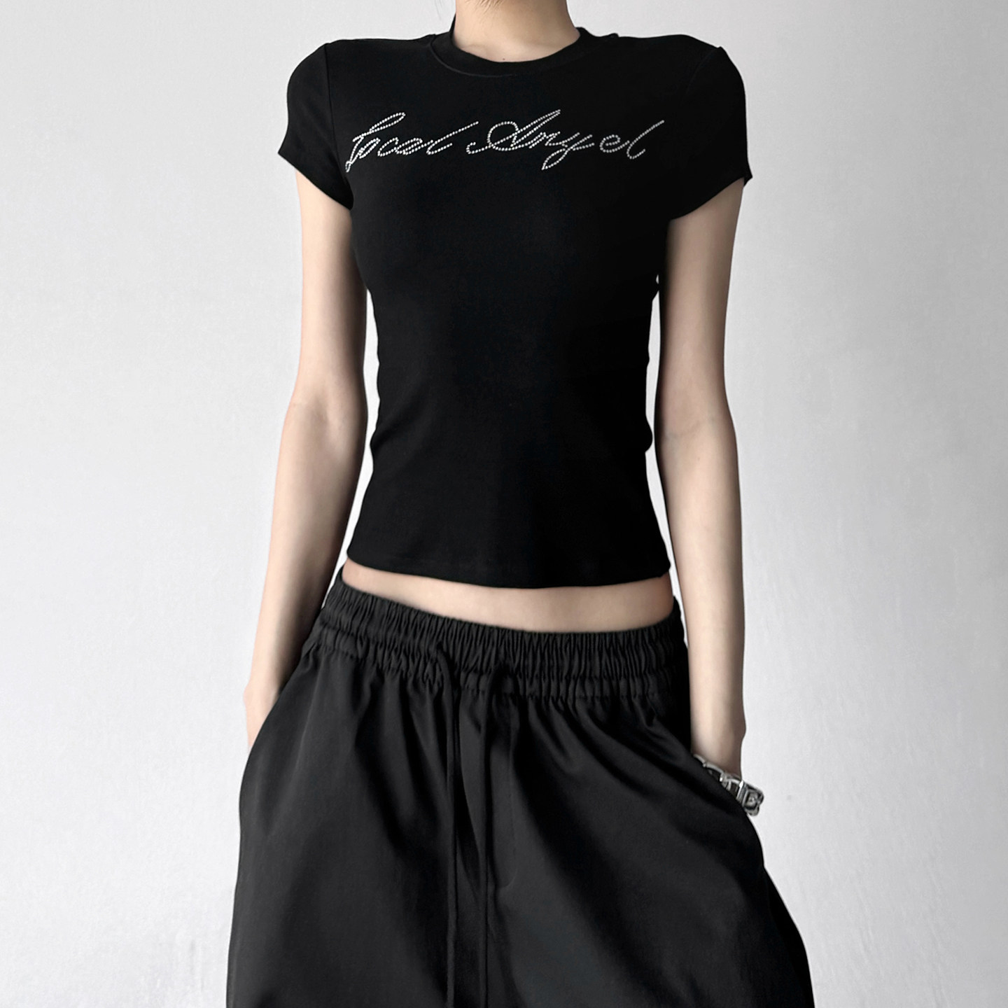 烫钻字母美式辣妹风收腰正肩短袖t恤女修身巨好看的夏日短款上衣