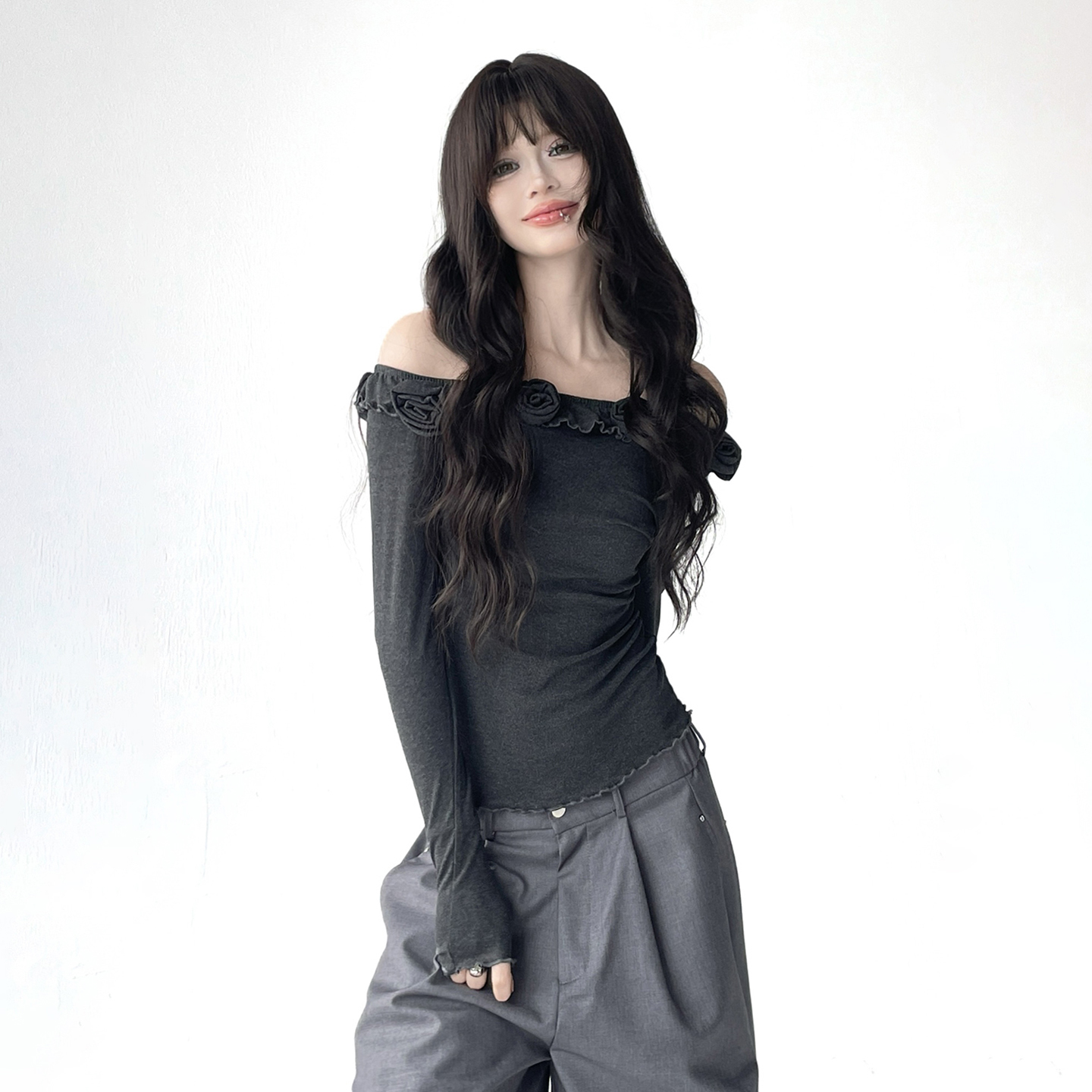 2025甜美风斜肩花边长袖T恤女秋懂褶皱收腰露肩内搭针织上衣