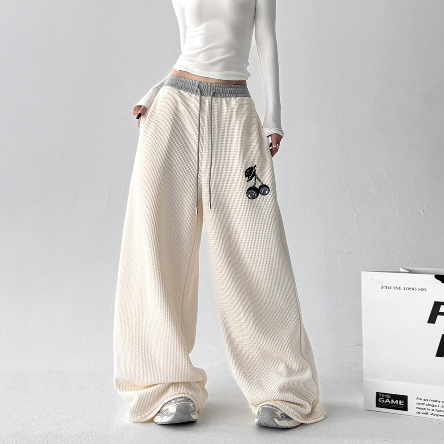 �װ�ɫ S ��ʽ���ſ��ɸ߽��˶����������п�ֱͲ���㴺���¿���峤��