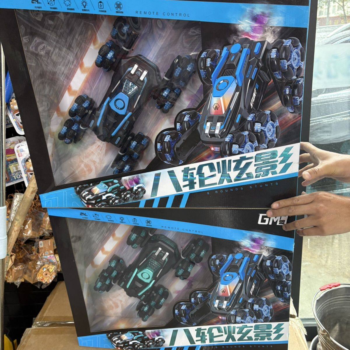 遥控车八轮特技车翻滚特技喷雾音乐灯光无线遥控男孩女孩儿童玩具