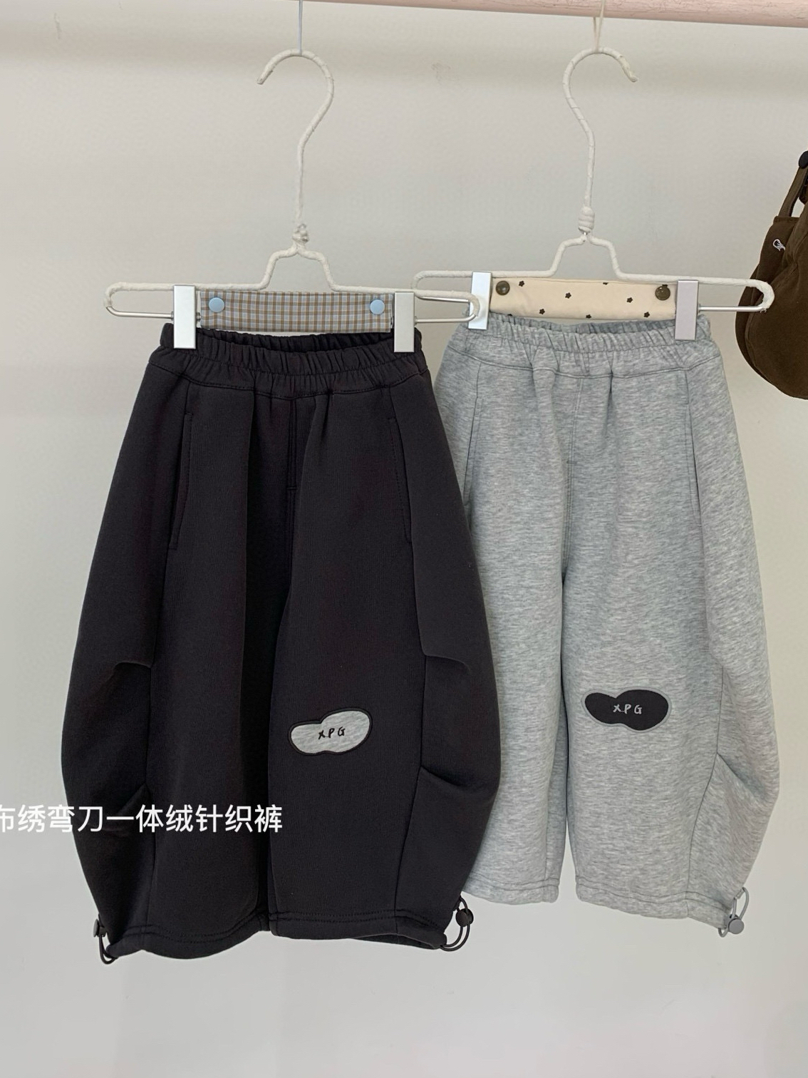 儿童加绒卫裤秋冬装2025男女童加厚保暖休闲裤带抽绳针织裤弯刀裤