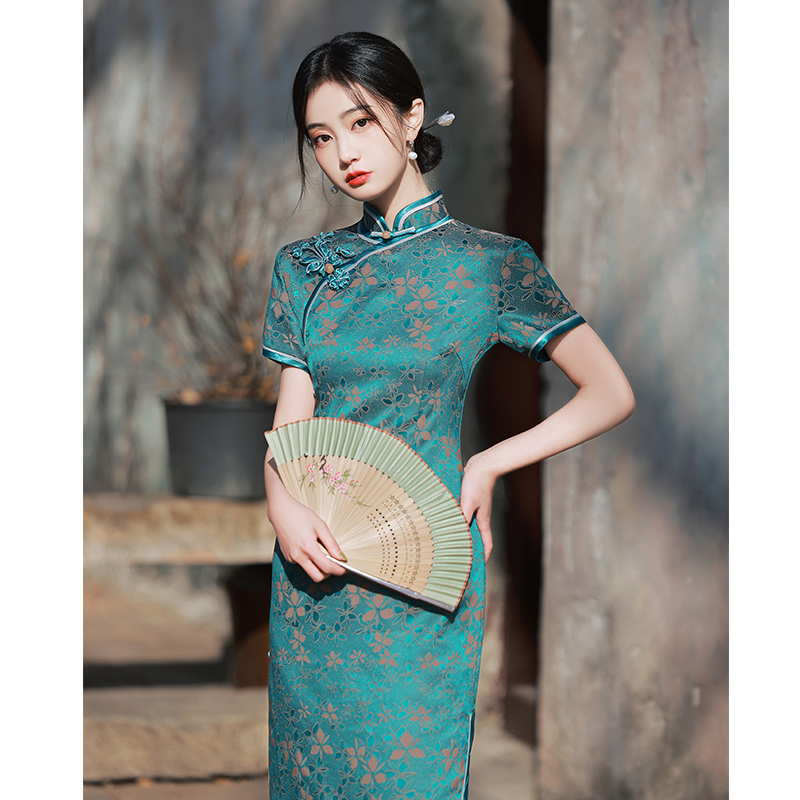 秋冬旗袍高端走秀晚礼服演出复古民国改良2024新款冬季绿色长款