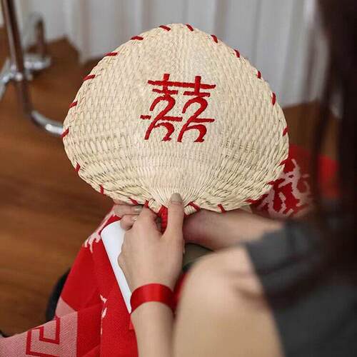 新娘晨袍拍照喜扇手摇扇