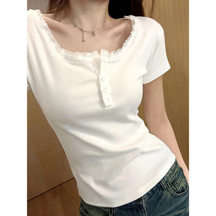纯欲蕾丝花边低领短袖t恤女春夏正肩露锁骨纽扣修身上衣减龄小衫