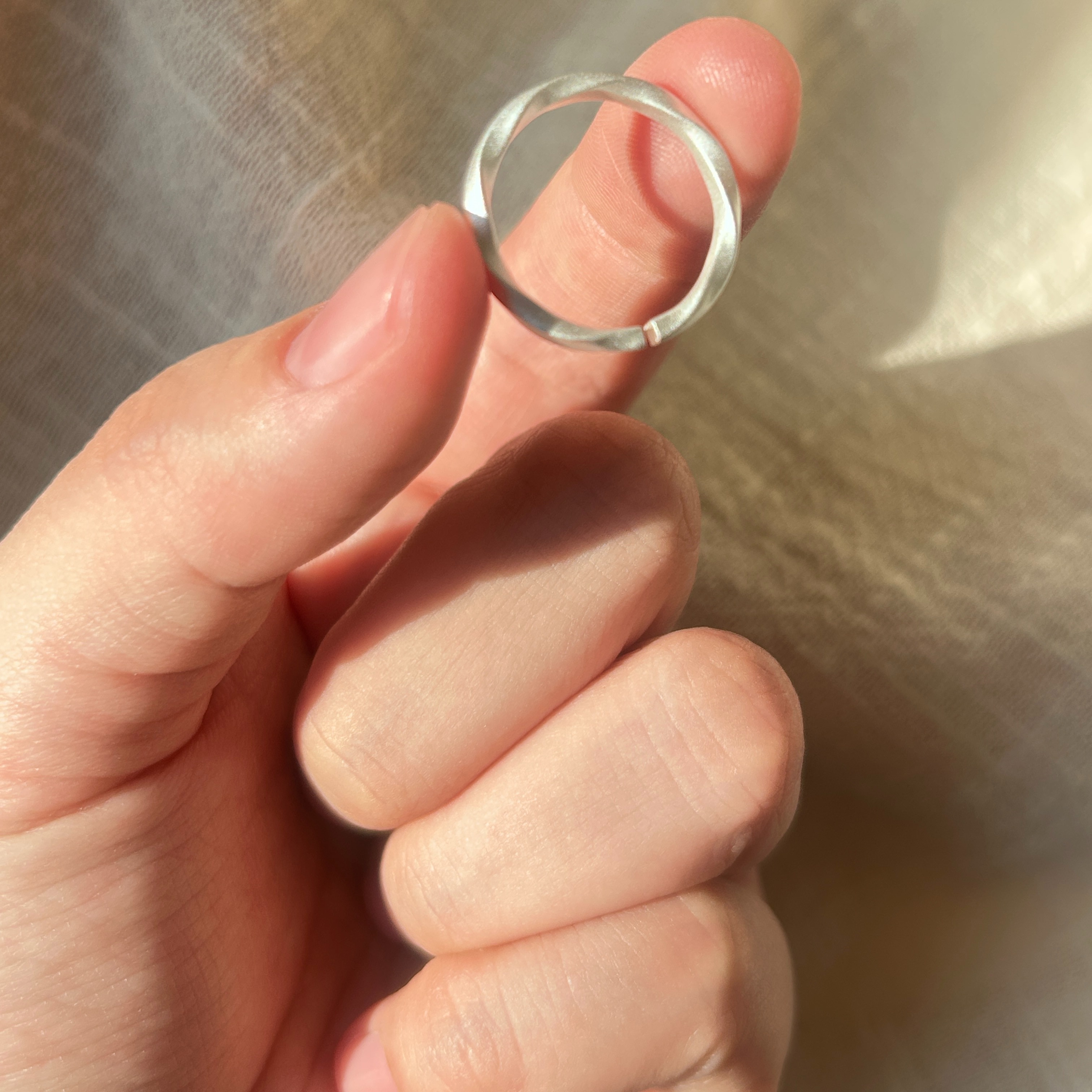 SUN 通体足银999爱意环绕 磨砂扭纹素圈男女款可做情侣对戒