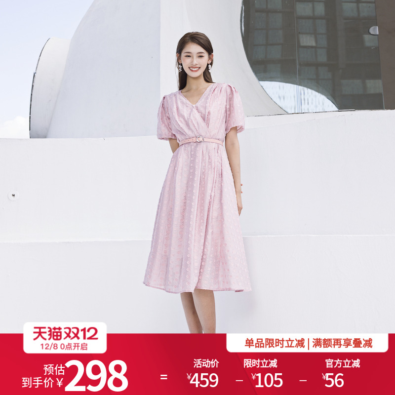 藕粉色短袖连衣裙