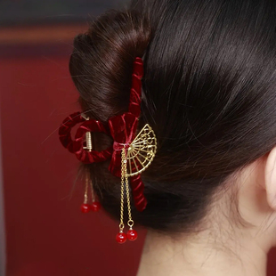 流苏扇形丝绒抓夹新款 红色喜庆发抓鲨鱼夹高级感敬酒服发夹后脑勺