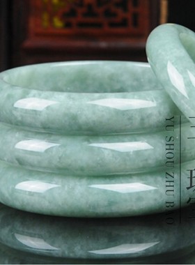 翡翠色旺夫玉石手镯女款豆绿翠浅绿飘花玉镯子简约款浅绿色玉镯女