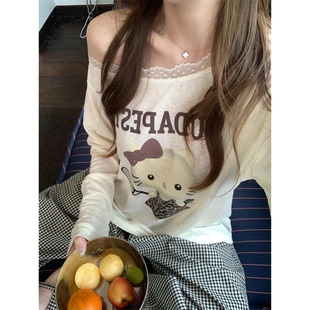 卡通KT猫印花斜肩微透蕾丝拼接长袖T恤女薄款设计感夏季百搭上衣