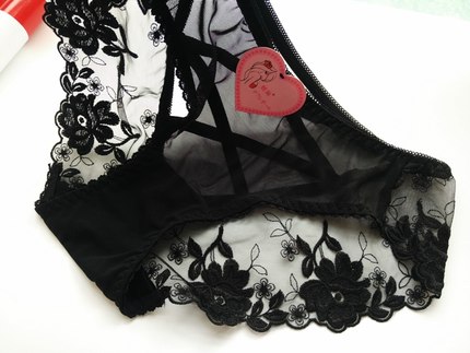 衣格格 背后交叉蕾丝内裤女性感刺绣荷花透明镂空低腰三角裤00149