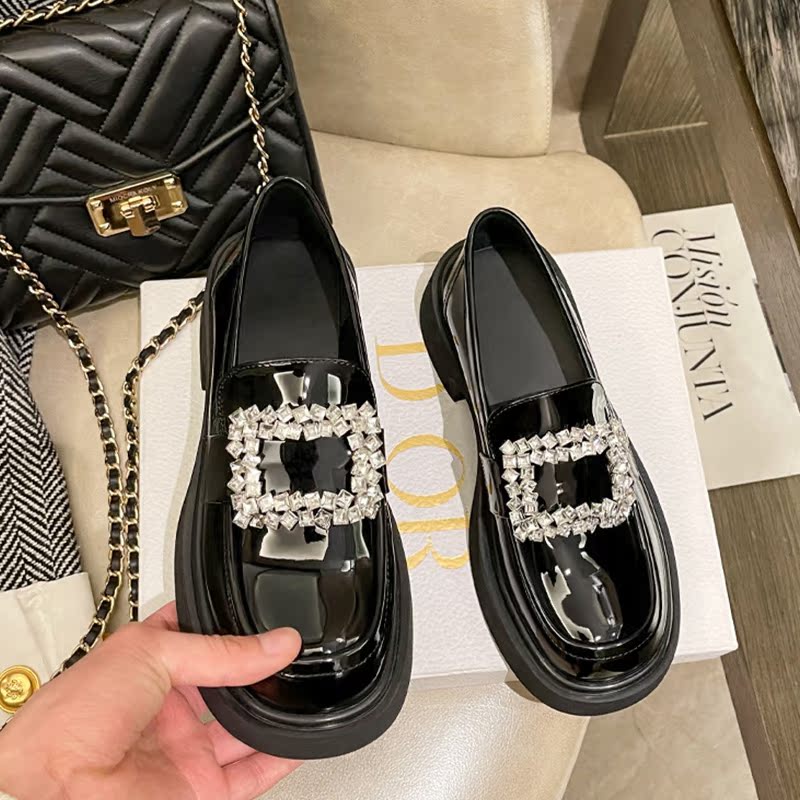 乐福鞋女2025新爆款厚底小个子增高英伦风漆皮巨好看今年流行单鞋