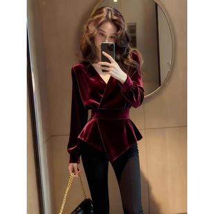 法式轻奢优雅风酒红色V领丝绒衬衫女秋冬新款级感收腰减龄上衣服