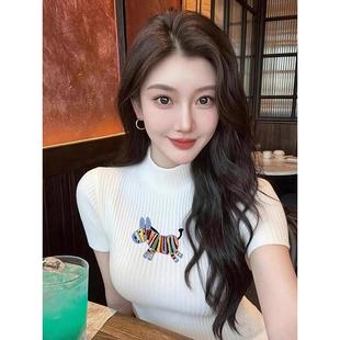 彩虹马刺绣半高领白色短袖针织衫女修身漂亮早秋打底衫高级感上衣