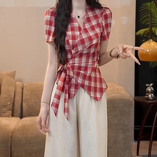 大码夏日绝美红色格子掐腰衬衫女胖mm超好看显瘦气质V领短袖上衣