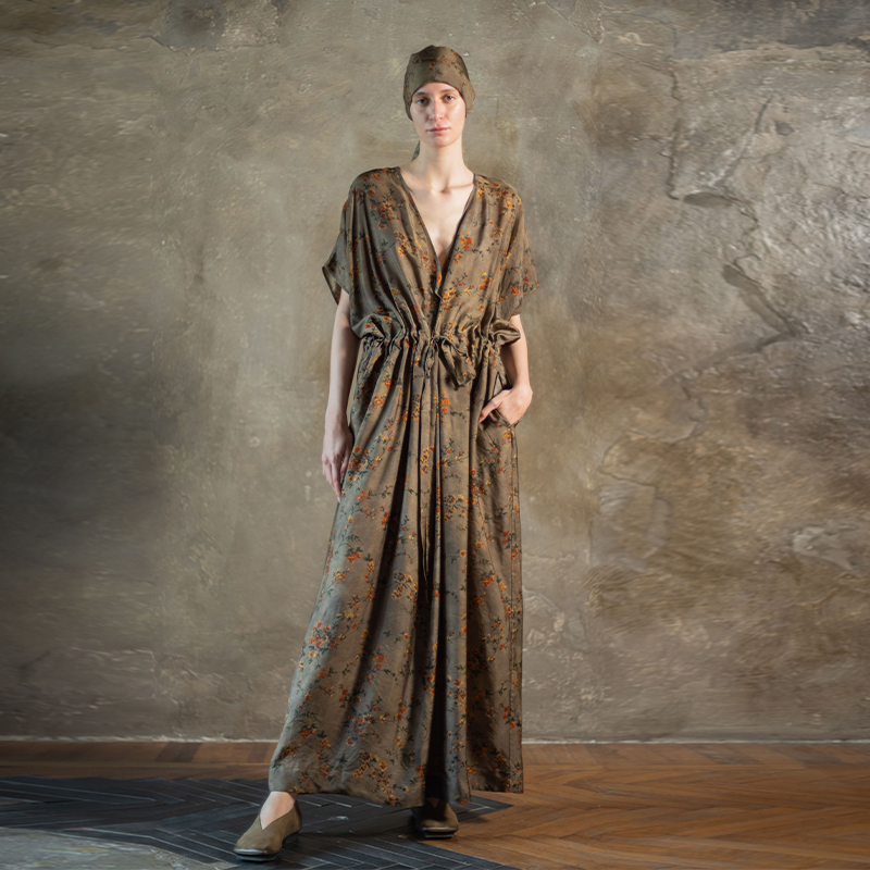 【UMAWANG】hug 2025早春新款碎花v领束腰连衣裙