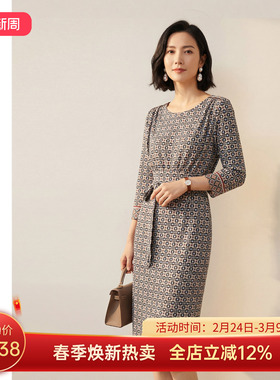 圣轩尼春季新款通勤风印花腰带收腰圆领长袖中长款女装连衣裙C375