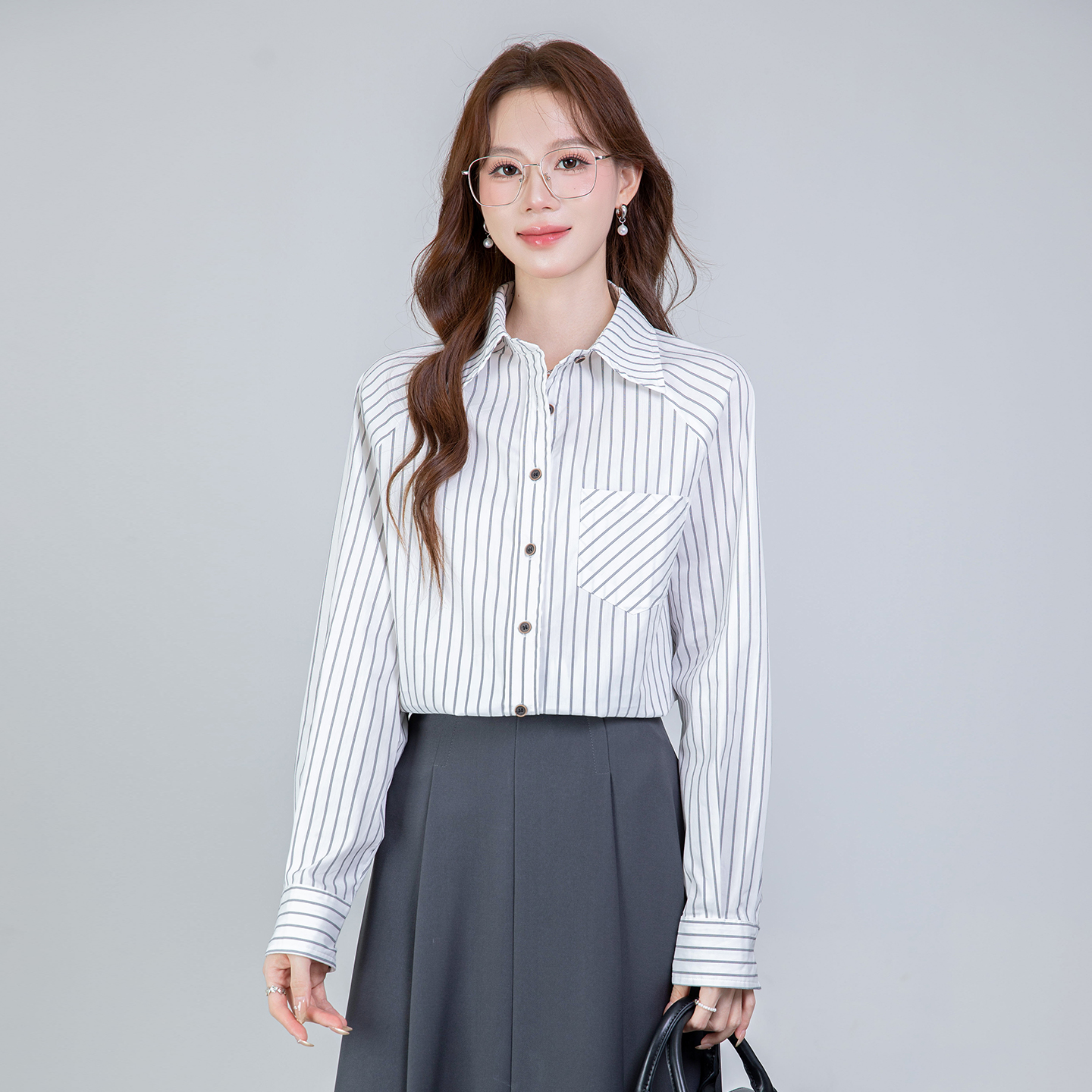 白色竖条纹衬衫长袖女士通勤宽松