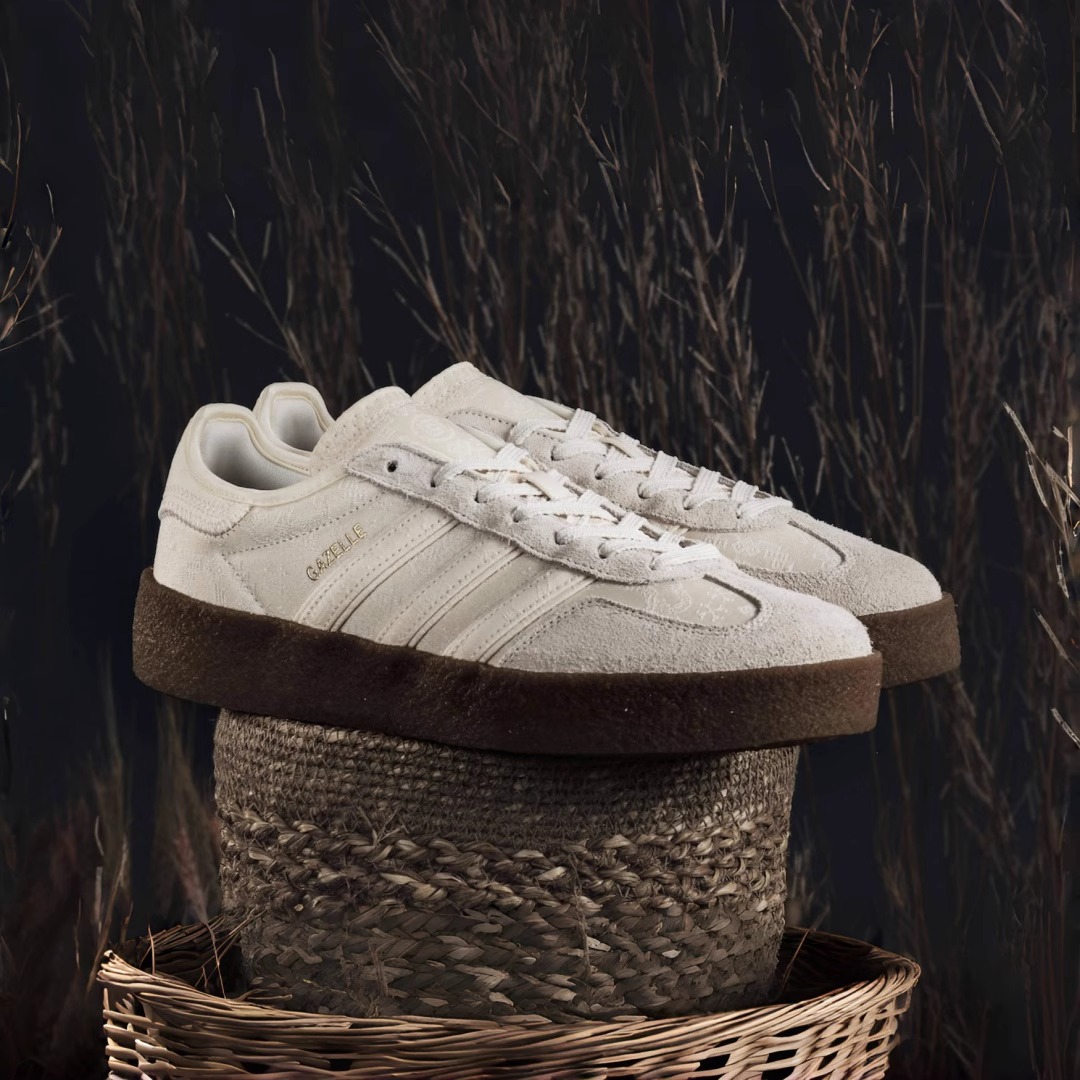 阿迪达斯Adidas低帮米白简约板鞋