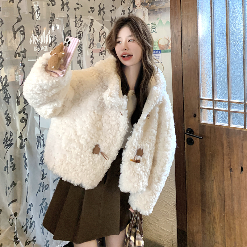 米色时尚连帽羊羔毛外套女冬新款小个子保暖加厚韩系短款皮毛一体