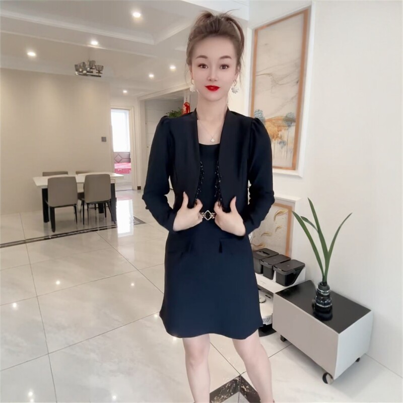 春季新款女士时尚套装砍袖方口领打底裙短款流苏外披洋气两件套女