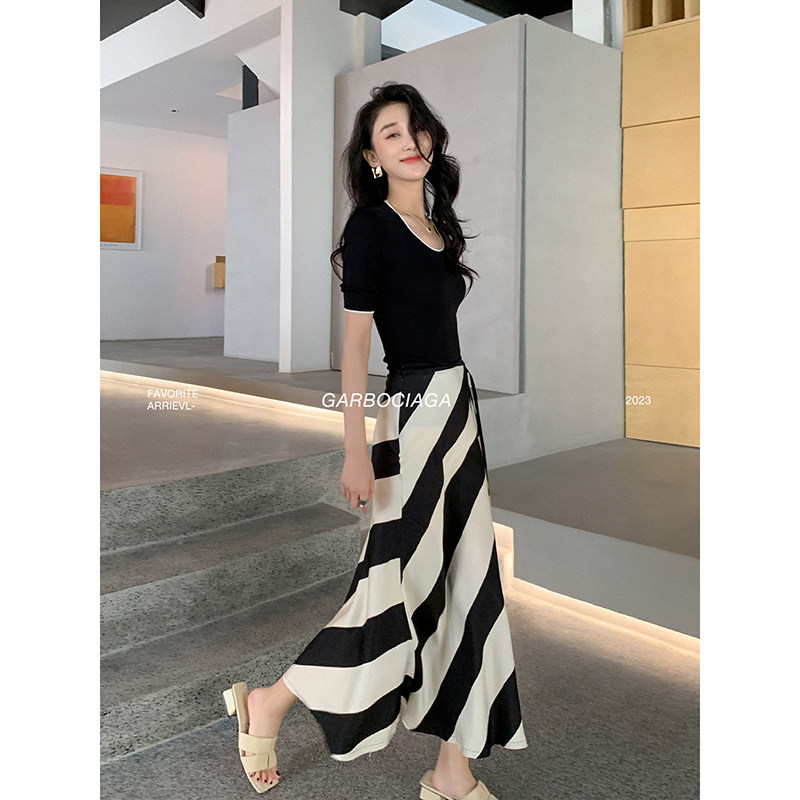 garbociaga龍喜儿 艺术之都 柔滑垂感黑白条纹斜裁显瘦半身裙2378
