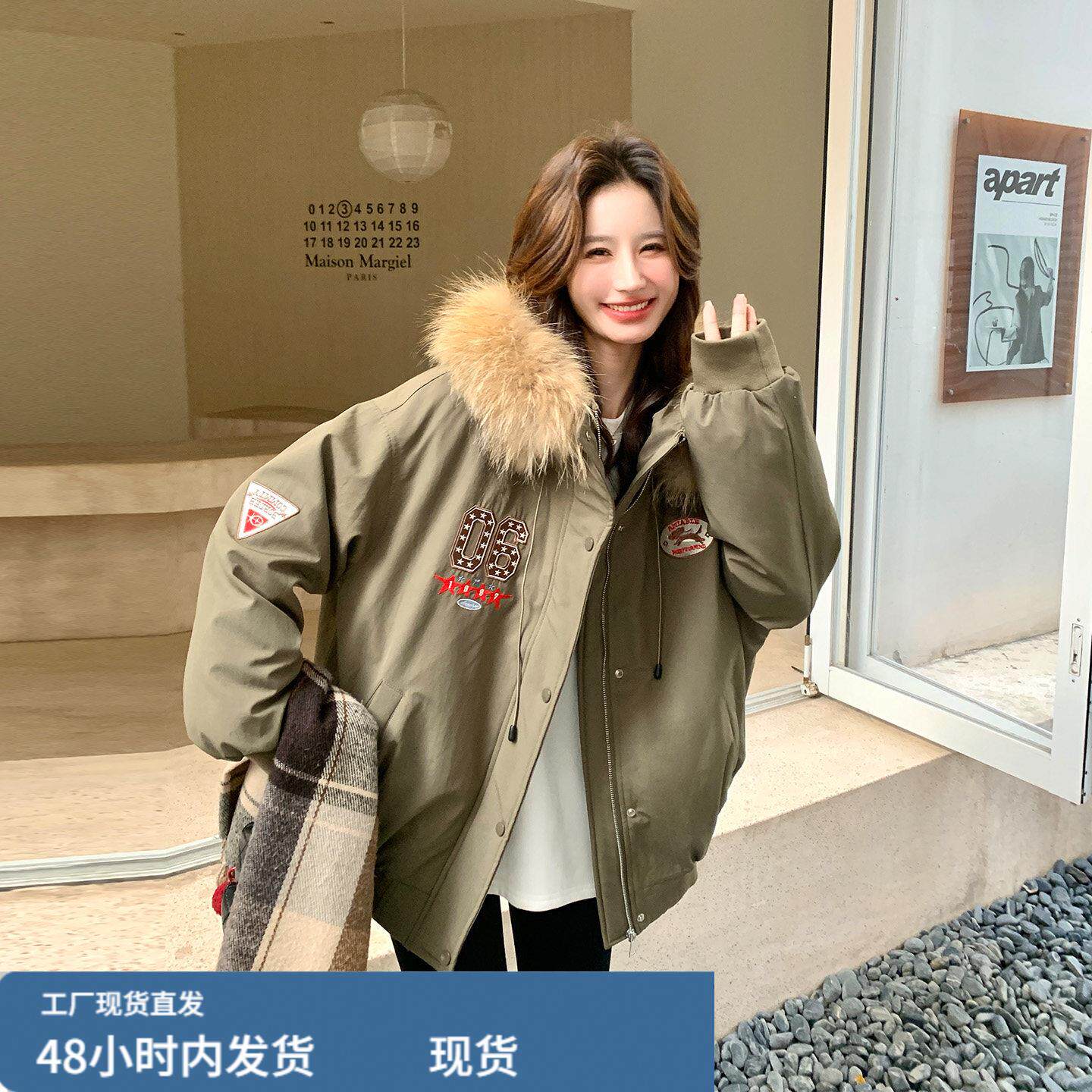 军绿色大毛领派克羽绒服2025新款女冬车标贴拼接棒球服学院风厚外