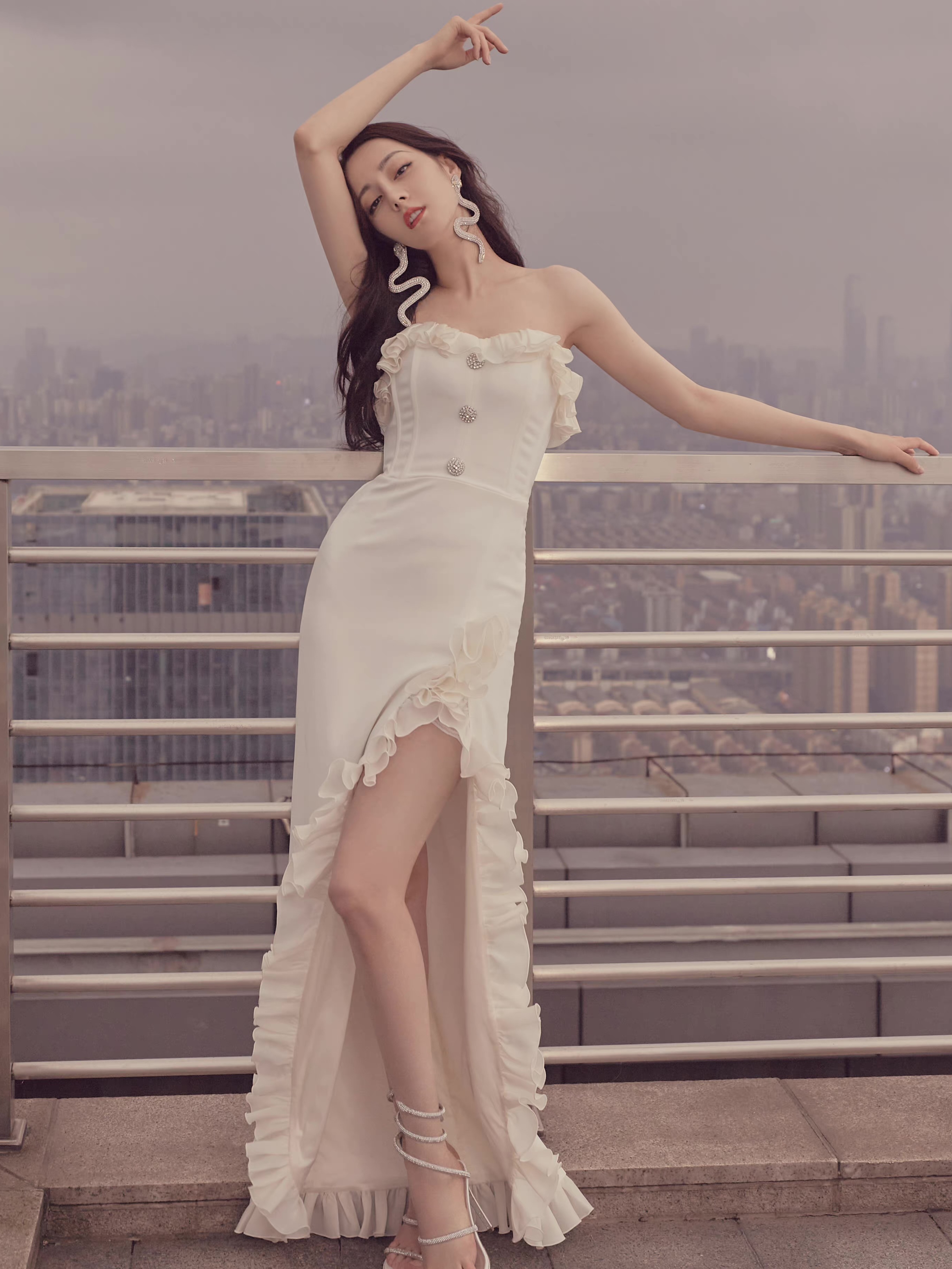 迪丽热巴白色鸡心领抹胸性感开叉荷叶边设计师款生日年会晚礼服