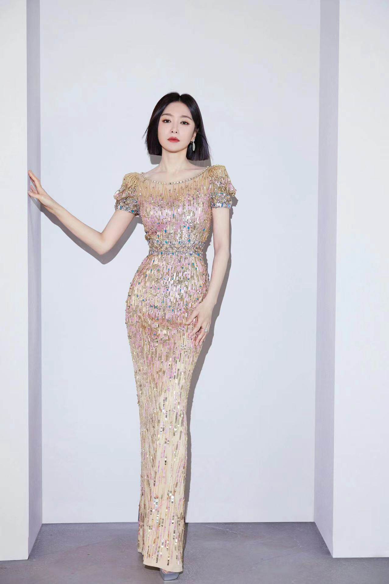 秦岚短袖修身显瘦手工彩色珠片主持演出年会结婚晚礼服新娘敬酒服