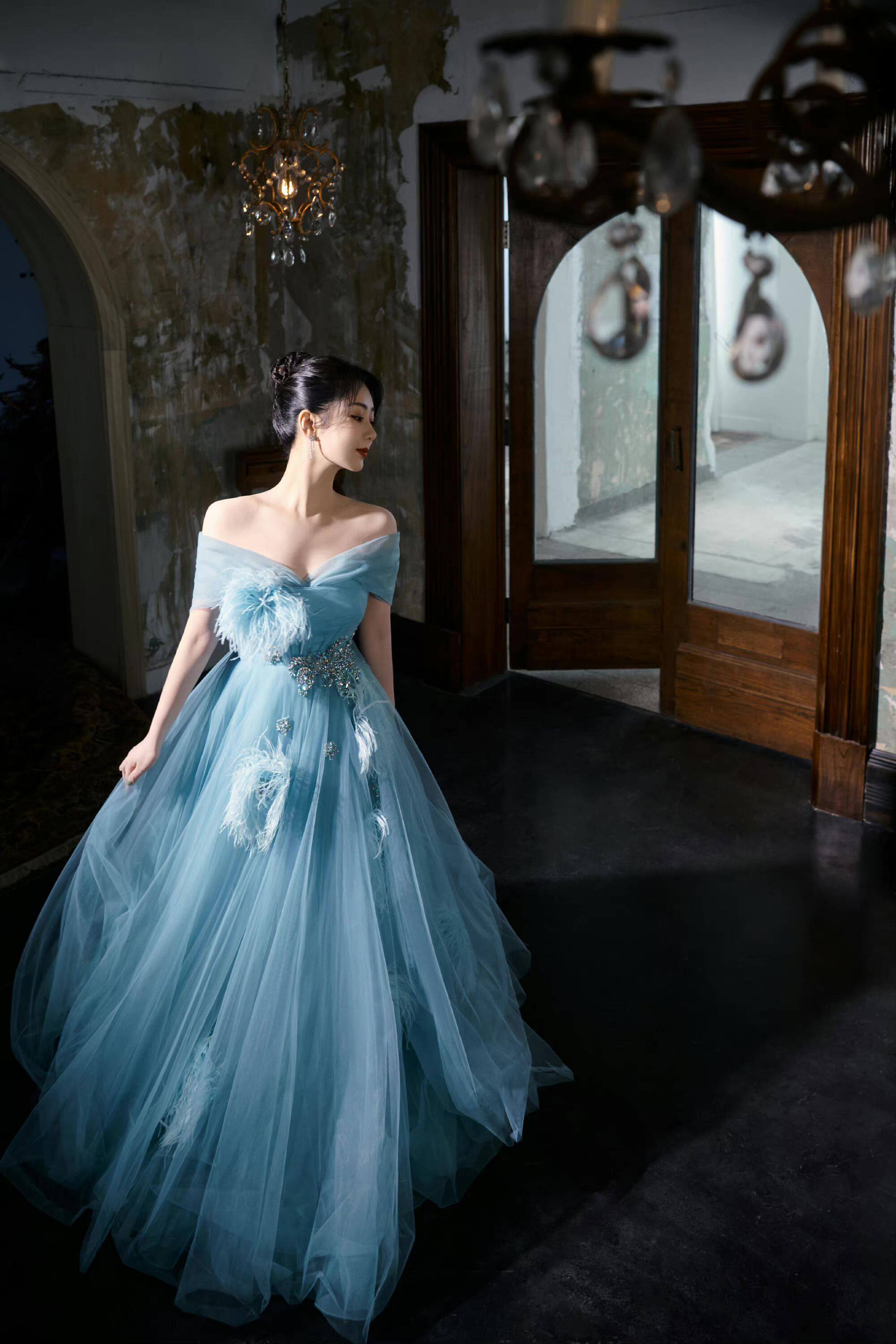 杨紫蓝色一字肩羽毛钉珠遮肉显瘦优雅舞会红毯生日主持晚礼服定制