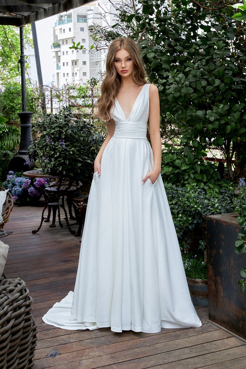 julie vino 2023年简约缎面v领吊带a字裙新娘户外海边婚礼婚纱
